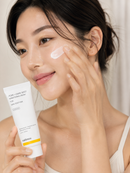 Pessoa aplicando Celimax Pore + Dark Spot Brightening Cream